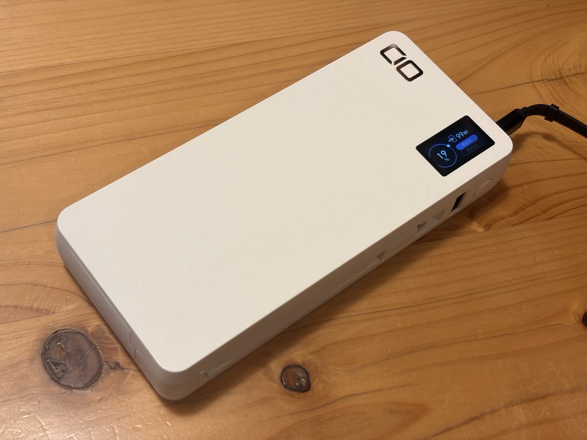 白いモバイルバッテリー本体。画面に入力99W、残量19%と表示されている