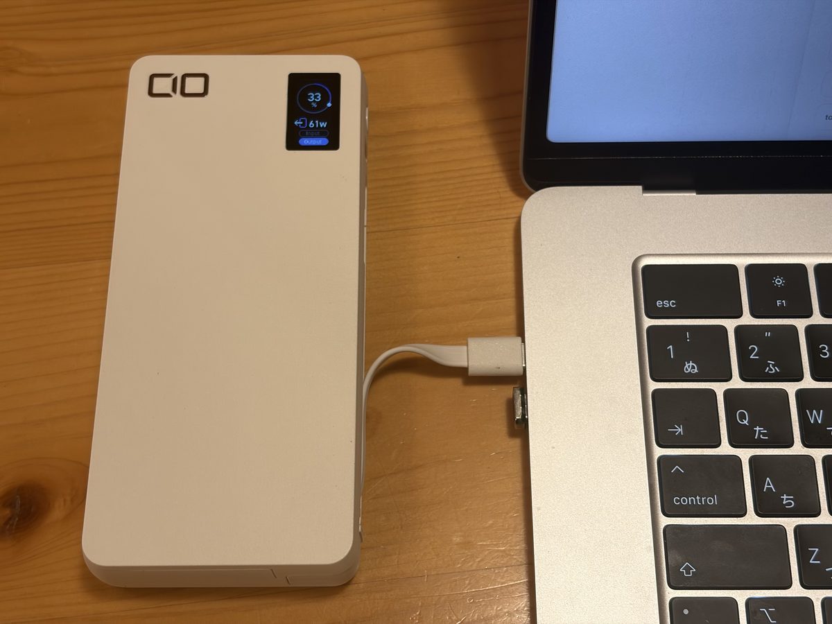 モバイルバッテリーの内蔵ケーブルをノートPCにつないだ様子。画面は出力61W、残量33%